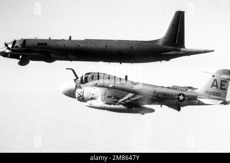 Una vista dal lato sinistro aria-aria di un aereo sovietico il-38 maggio scortato da un aereo US Navy KA-6D Intruder. Paese: Mar Mediterraneo (MED) Foto Stock