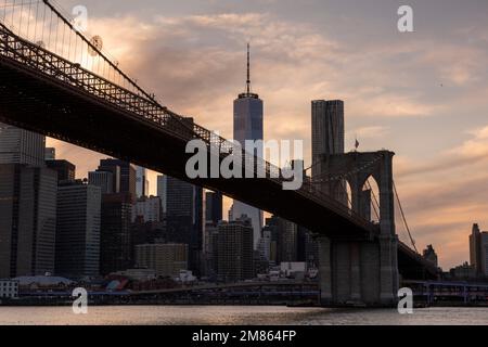Tramonto su Manhattan, catturato da DUMBO a Brooklyn New York USA Foto Stock