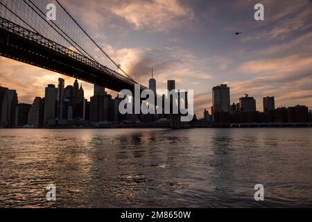Tramonto su Manhattan, catturato da DUMBO a Brooklyn New York USA Foto Stock