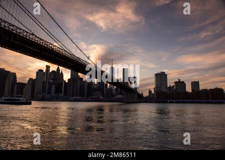 Tramonto su Manhattan, catturato da DUMBO a Brooklyn New York USA Foto Stock