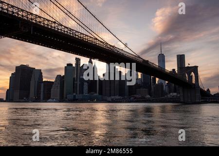 Tramonto su Manhattan, catturato da DUMBO a Brooklyn New York USA Foto Stock