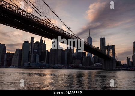 Tramonto su Manhattan, catturato da DUMBO a Brooklyn New York USA Foto Stock