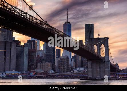 Tramonto su Manhattan, catturato da DUMBO a Brooklyn New York USA Foto Stock