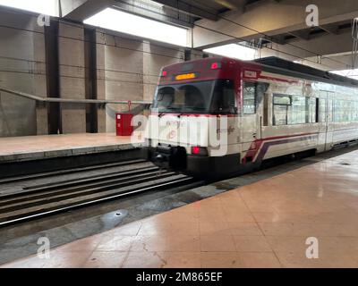 Viaggiatori alla stazione Puerta de Atocha di Madrid Foto Stock