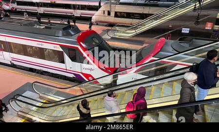 Viaggiatori alla stazione Puerta de Atocha di Madrid Foto Stock