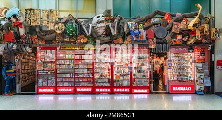 tokyo, giappone - agosto 06 2022: Vista panoramica della facciata del negozio Mandarake specializzati in manga e anime-relative con scaffali pieni di fumetti usati b Foto Stock