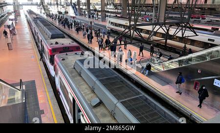 Viaggiatori alla stazione Puerta de Atocha di Madrid Foto Stock