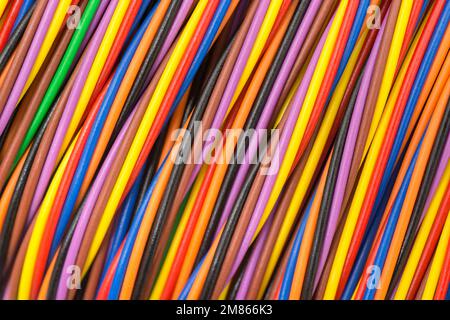 Immagine ravvicinata di un filo elettrico multicolore di spessore stretto avvolto attorno a un primo (in modo che il centro dell'immagine sia ragionevolmente appiattito). Per l'identificazione del colore. Foto Stock