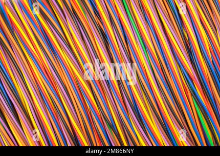 Immagine ravvicinata di un filo elettrico multicolore di spessore stretto avvolto attorno a un primo (in modo che il centro dell'immagine sia ragionevolmente appiattito). Per l'identificazione del colore. Foto Stock