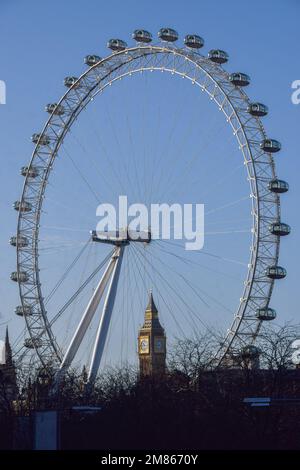 Londra, Regno Unito. 11th gennaio 2023. London Eye e il Big ben con un cielo blu chiaro. Foto Stock