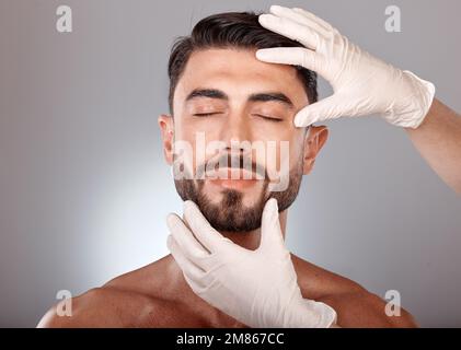 Chirurgia plastica, cosmetici e uomo con le mani del medico in studio mockup per botox, dermatologia estetica o facciale per la medicina o la bellezza. Mesoterapia Foto Stock