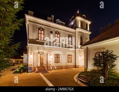 Foto notturna sul castello di Eszterhazy vicino al vecchio lago nella città di Tata Ungheria. Vista incredibile sia all'interno che all'esterno. Superba mostra e bellezza Foto Stock