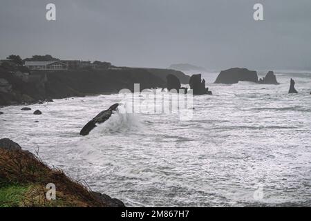 L'alta marea estrema copre tutta la spiaggia di Bandon, Oregon, durante una forte tempesta di ciclone bomba Foto Stock