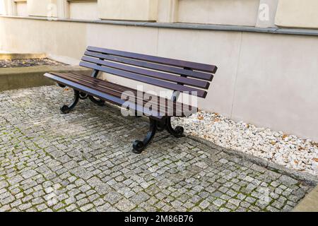 Panca vuota nel parco, un posto libero per riposare. Foto Stock