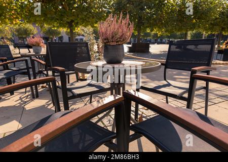 Ristorante cittadino all'aperto, tavoli gratuiti sono in attesa per gli ospiti. Foto Stock