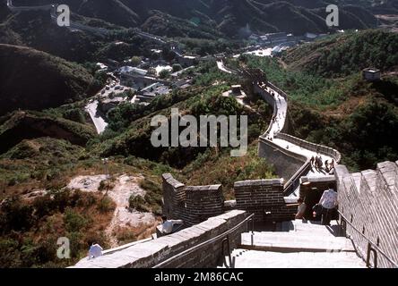 Una vista di una parte della Grande Muraglia situata a nord-ovest e a nord di Pechino mostra i turisti sul passaggio che conduce ad una posizione torre fortificata. La costruzione del muro iniziò nel 7th secolo a.C. dal primo imperatore Quin Shui Hunag di. E 'alto 25 metri e quasi 25 metri di spessore in luoghi, il muro originale, 1500 miglia di lunghezza, ha impiegato dieci anni per completare. Nel 1368 d.C. la Dinastia Ming continuò la sua costruzione per 200 anni e ora ha una lunghezza di oltre 3750 miglia. Data esatta dell'acquisizione sconosciuta. Paese: Cina (CHN) Foto Stock