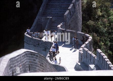 Una vista di una parte della Grande Muraglia situata a nord-ovest e a nord di Pechino che mostra il passaggio sulla cima del muro. La costruzione del muro iniziò nel 7th secolo a.C. dal primo imperatore Quin Shui Hunag di. E 'alto 25 metri e quasi 25 metri di spessore in luoghi, il muro originale, 1500 miglia di lunghezza, ha impiegato dieci anni per completare. Nel 1368 d.C. la Dinastia Ming continuò la sua costruzione per 200 anni e ora ha una lunghezza di oltre 3750 miglia. Data esatta dell'acquisizione sconosciuta. Paese: Cina (CHN) Foto Stock