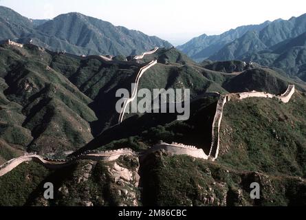 Una vista di una parte della Grande Muraglia situata a nord-ovest e a nord di Pechino. La costruzione del muro iniziò nel 7th secolo a.C. dal primo imperatore Quin Shui Hunag di. E 'alto 25 metri e quasi 25 metri di spessore in luoghi, il muro originale, 1500 miglia di lunghezza, ha impiegato dieci anni per completare. Nel 1368 d.C. la Dinastia Ming continuò la sua costruzione per 200 anni e ora ha una lunghezza di oltre 3750 miglia. Data esatta dell'acquisizione sconosciuta. Paese: Cina (CHN) Foto Stock