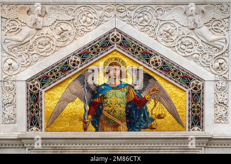 Mosaico dell'Arcangelo Michele all'ingresso nord della Chiesa di San Spiridione, Trieste, Italia Foto Stock