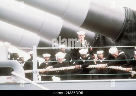 Gli uomini d'equipaggio fanno salire una linea d'ormeggio a bordo mentre la nave da guerra USS MISSOURI (BB-63) arriva in porto. Base: Sydney Stato: Nuovo Galles del Sud Paese: Australia (AUS) Foto Stock