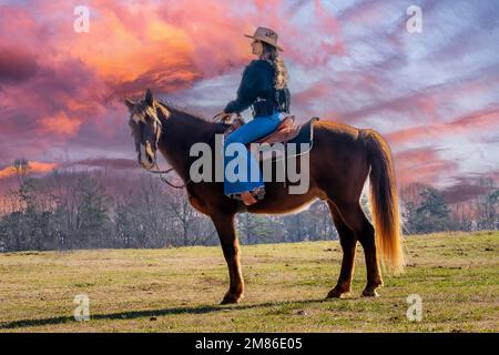 Ft Mill, SC, Stati Uniti. 11th Jan, 2023. Una bella cowgirl brunetta posa con il suo cavallo prima di andare in campagna (Credit Image: © Walter G. Arce Sr./ZUMA Press Wire) SOLO PER USO EDITORIALE! Non per USO commerciale! Foto Stock