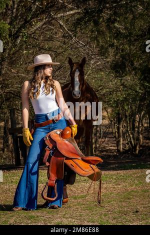 Ft Mill, SC, Stati Uniti. 11th Jan, 2023. Una bella cowgirl brunetta posa con il suo cavallo prima di andare in campagna (Credit Image: © Walter G. Arce Sr./ZUMA Press Wire) SOLO PER USO EDITORIALE! Non per USO commerciale! Foto Stock