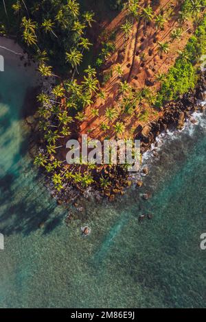 La famosa foto aerea di Coconut Tree Hill con un bellissimo punto di riferimento della natura a Mirissa, nel distretto di Matara, nello Sri Lanka. Paesi asiatici esotici e. Foto Stock