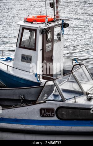 Piccola barca da pesca presso un porto di pesca tedesco. Travemünde / Germania. Foto Stock