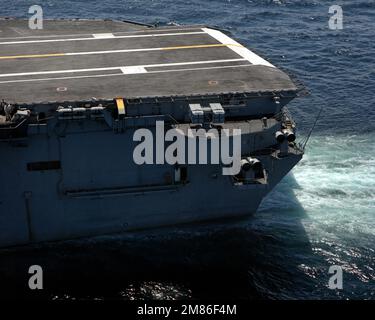 Una vista portuale della poppa della portaerei a energia nucleare USS NIMITZ (CVN-68) che mostra l'equipaggiamento di ponte. Paese: Sconosciuto Foto Stock