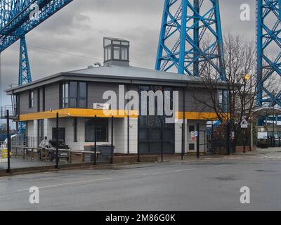 Il PD Ports Harbour Masters Office adiacente al Transporter Bridge sulla riva sud del fiume nel centro di Middlesbrough Foto Stock