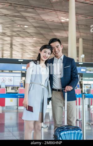 La giovane coppia all'aeroporto Foto Stock