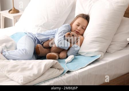 Bambina che dorme su un cuscino riscaldante elettrico in camera da letto di  notte Foto stock - Alamy