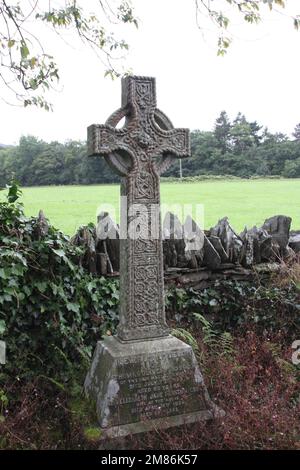 Vecchia croce celtica storica fotografata in Galles / Regno Unito in un cimitero. Foto Stock