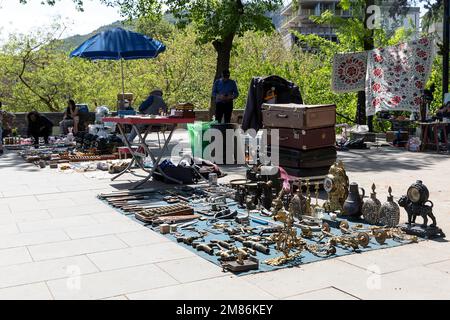 Interessanti oggetti d'epoca e souvenir georgiani e dell'epoca russa in vendita sul mercato delle pulci all'aperto, Dry Bridge Market nel centro di Tbilisi, Georgia Foto Stock