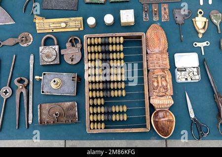 Interessanti oggetti d'epoca e souvenir georgiani e dell'epoca russa in vendita sul mercato delle pulci all'aperto, Dry Bridge Market nel centro di Tbilisi, Georgia Foto Stock