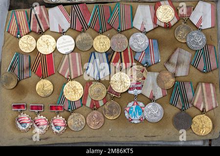 Souvenir dell'era russa, medaglie militari Meritorious Service in vendita sul mercato delle pulci all'aperto, Dry Bridge Market nel centro di Tbilisi, Georgia Foto Stock