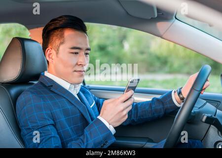 Chiamare il business man in auto Foto Stock