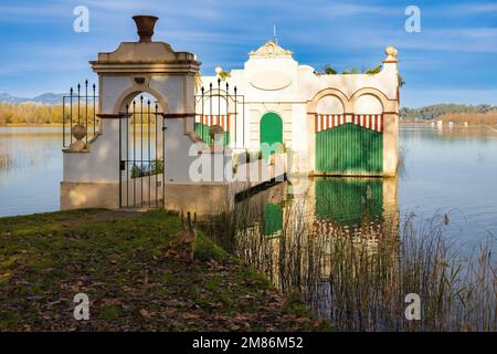 Vista di una delle cabine di pesca costruito all'inizio del 20th ° secolo dalla borghesia del tempo, per la pesca nel lago Banyoles. Catalon Foto Stock