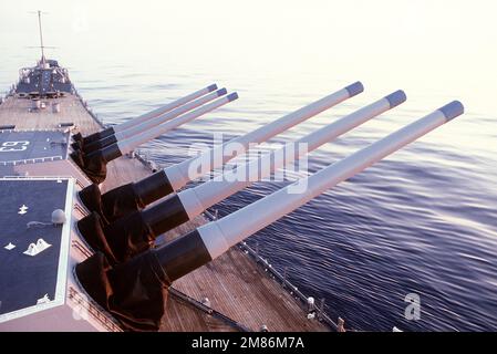 Le torrette da cannone di calibro 1 e 2 Mark 7 16 pollici/50 sono addestrate al lato destro della corazzata USS MISSOURI (BB-63) durante un esercizio di canneria. Il MISSOURI e' su una crociera in shakedown intorno al mondo. Paese: Sconosciuto Foto Stock