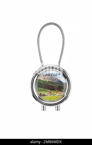 Portachiavi di varie forme, figure su sfondo bianco. Regalo per Natale, Pasqua, San Valentino, Vacanza Foto Stock