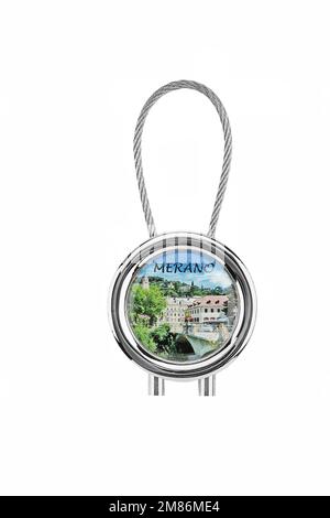 Portachiavi di varie forme, figure su sfondo bianco. Regalo per Natale, Pasqua, San Valentino, Vacanza Foto Stock