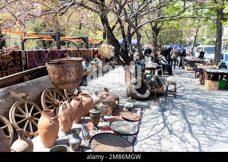 Interessanti oggetti d'epoca e souvenir georgiani e dell'epoca russa in vendita sul mercato delle pulci all'aperto, Dry Bridge Market nel centro di Tbilisi, Georgia Foto Stock