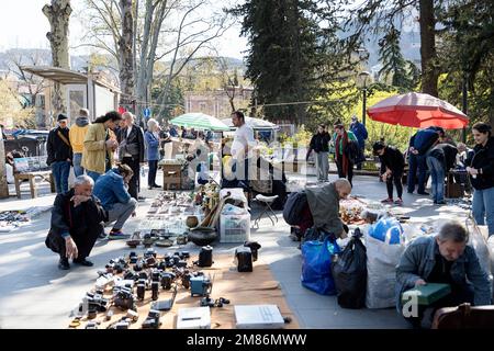 Gli abitanti del posto esplorano il mercato delle pulci all'aperto, il mercato di Dry Bridge con interessanti oggetti vintage e souvenir georgiani e dell'epoca russa, Tbilisi, Georgia Foto Stock