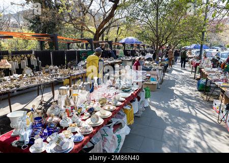 I bambini visitano il mercato delle pulci all'aperto, il mercato di Dry Bridge con interessanti oggetti vintage e souvenir georgiani e dell'era russa, Tbilisi, Georgia Foto Stock