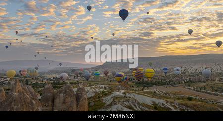 GOREME/TURCHIA - 30 giugno 2022: Volo in mongolfiera nel cielo all'alba Foto Stock