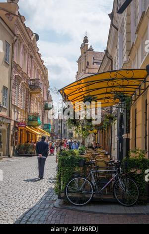 Strada stretta nel centro storico di Vilnius Lituania Foto Stock