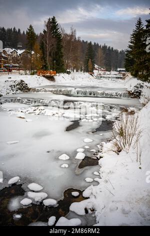 Fiume di Elba congelato a Spindleruv Mlyn in inverno. Città montana vicino a Hradec Kralove, repubblica Ceca Foto Stock