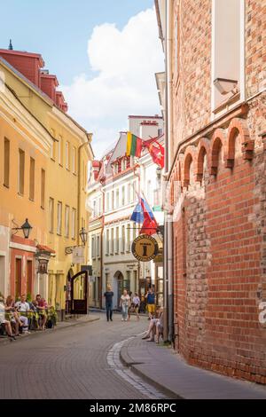 Strada stretta nel centro storico di Vilnius Lituania Foto Stock