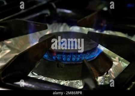 Stufe. Cucina. Stufa a gas con fiamme a gas propano. Concetto di risorse industriali ed economia. Foto Stock