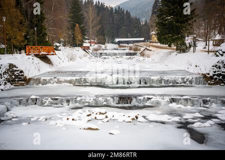 Fiume di Elba congelato a Spindleruv Mlyn in inverno. Città montana vicino a Hradec Kralove, repubblica Ceca Foto Stock